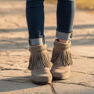 Minnetonka Taupe Suede High Top Back Zip Fringe Boots - Size 7
